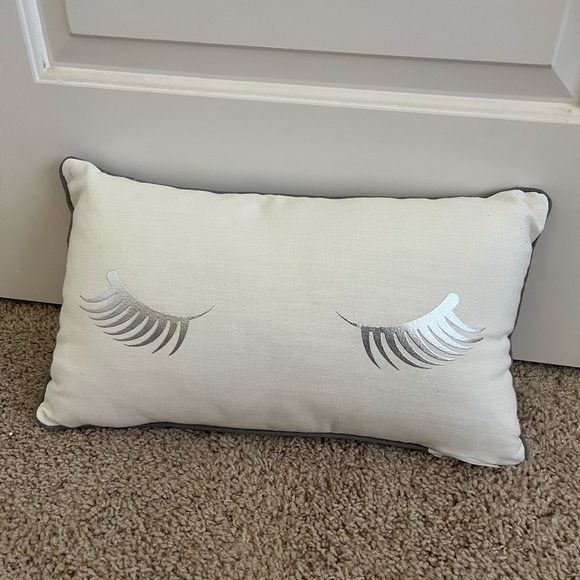 Cute throw pillow - Picture 3 of 4
